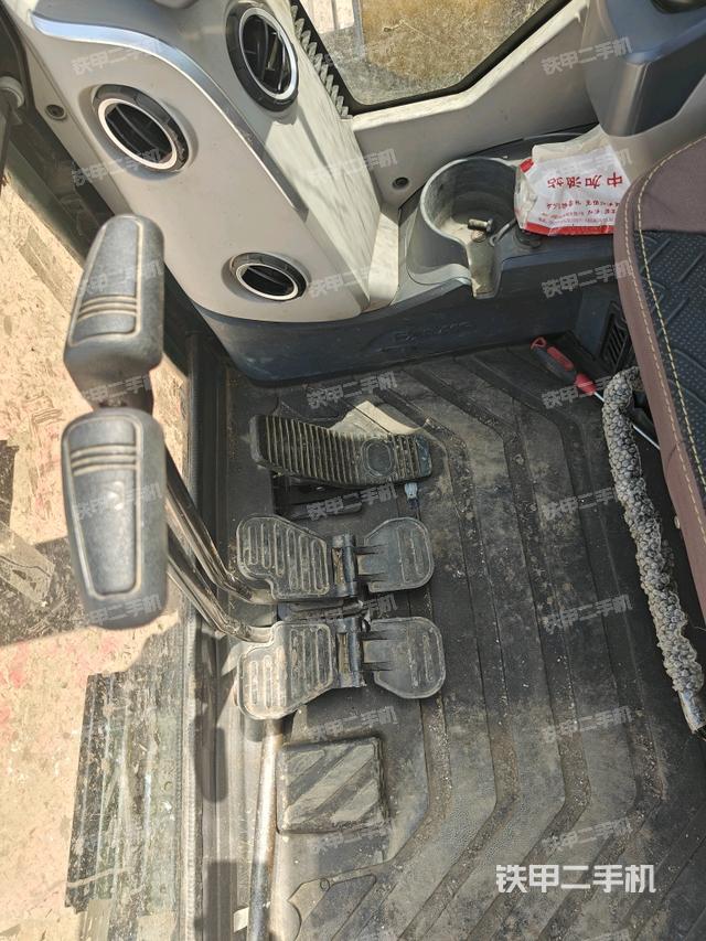 行走控制手柄和踏板?俯拍（駕駛室部分）