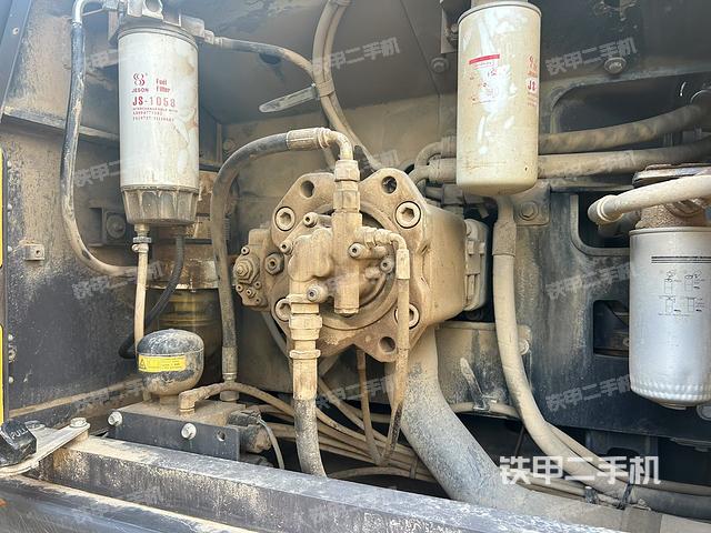 液压泵舱室正面整体（整机外观）