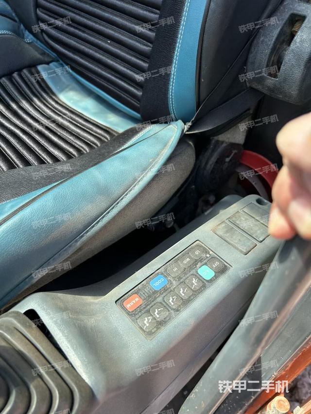 座椅左侧控制台/音响/含左手柄（驾驶室部分）