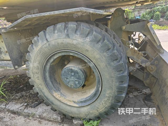 右驅(qū)動輪（行走機構(gòu)）