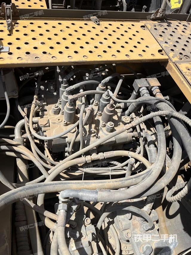 回轉馬達和主控閥（整機外觀）