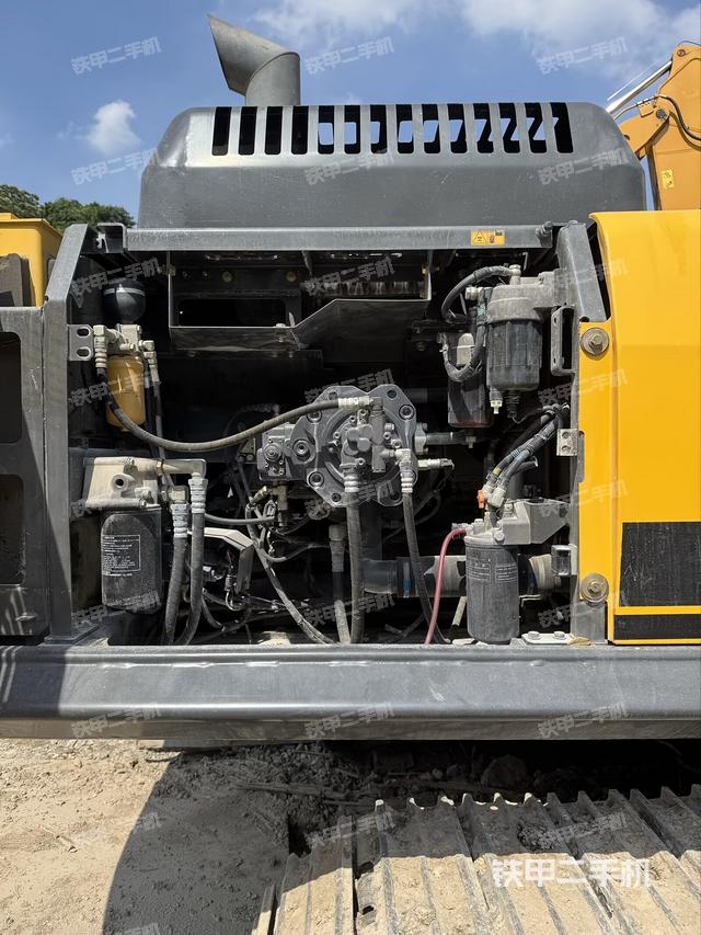 液压泵舱室正面整体（整机外观）