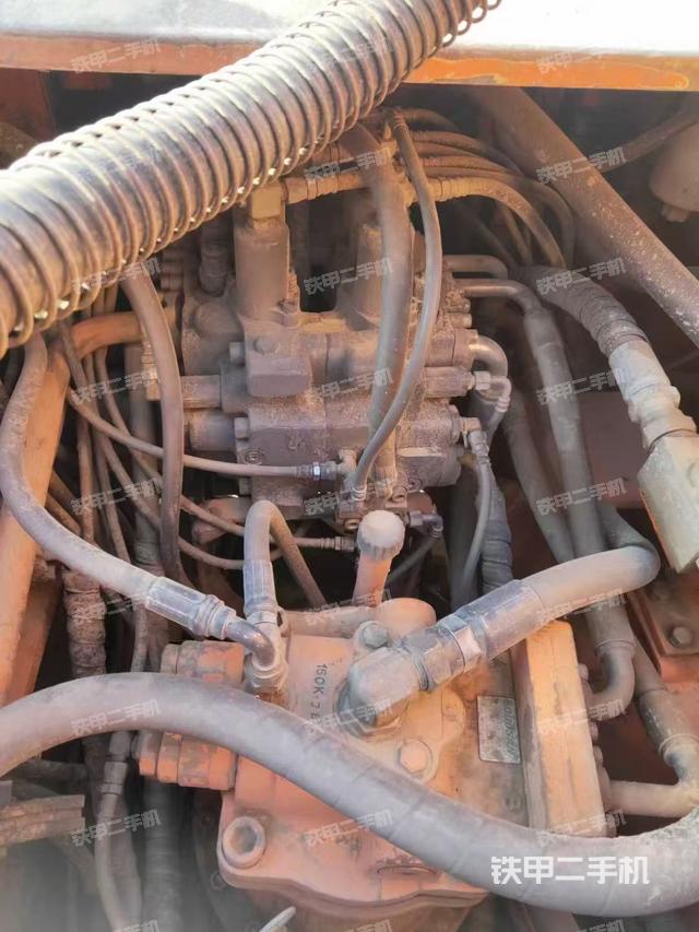 回转马达和主控阀（整机外观）