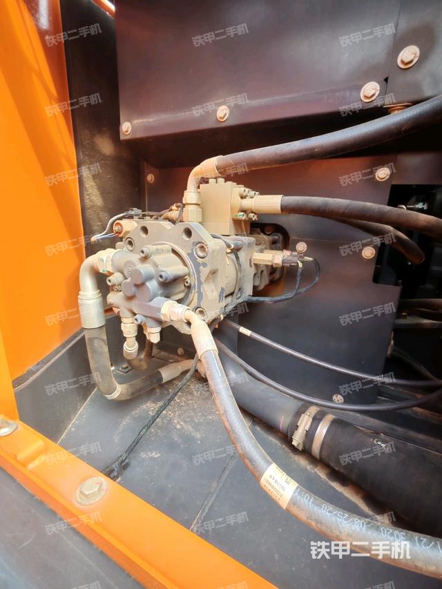 液壓泵艙室正面整體（整機外觀）