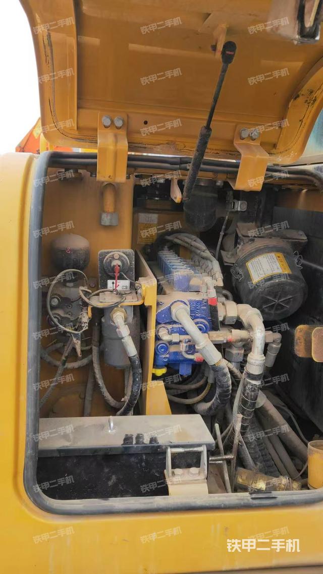 回轉(zhuǎn)馬達(dá)和主控閥（整機(jī)外觀）