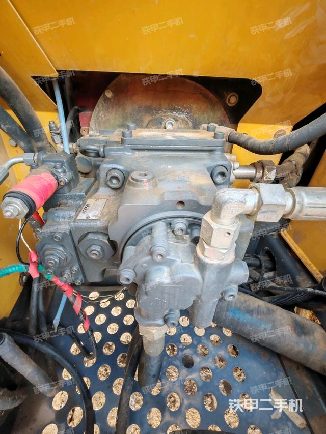 液壓泵艙室正面整體（整機(jī)外觀）