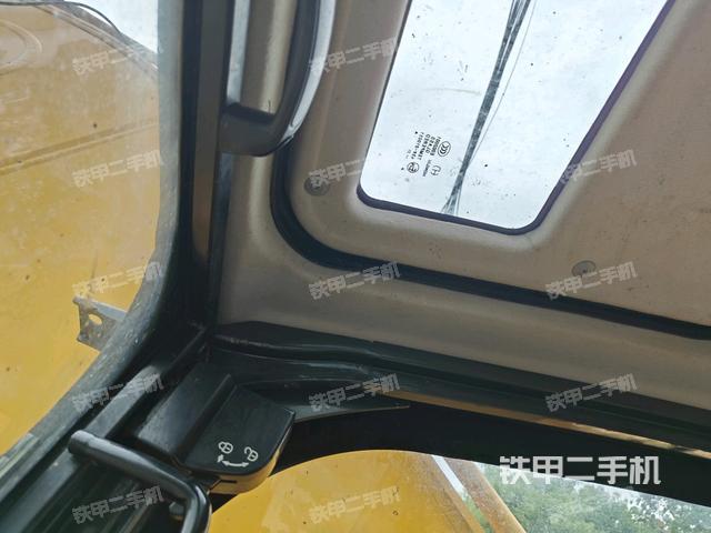 左后方玻璃角標（駕駛室部分）