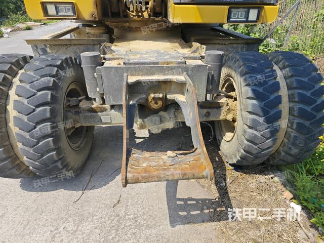 轉(zhuǎn)盤和下車架正前（工作和回轉(zhuǎn)裝置）