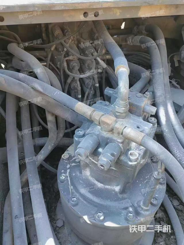 回轉(zhuǎn)馬達(dá)和主控閥（整機(jī)外觀）