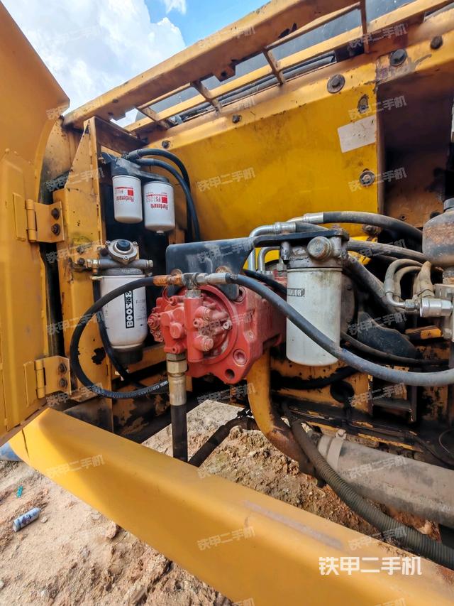 液压泵舱室正面整体（整机外观）