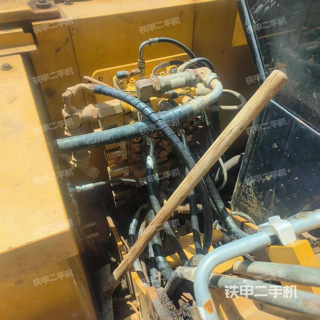 回轉(zhuǎn)馬達和主控閥(整機外觀) 回轉(zhuǎn)馬達和主控閥(整機外觀)