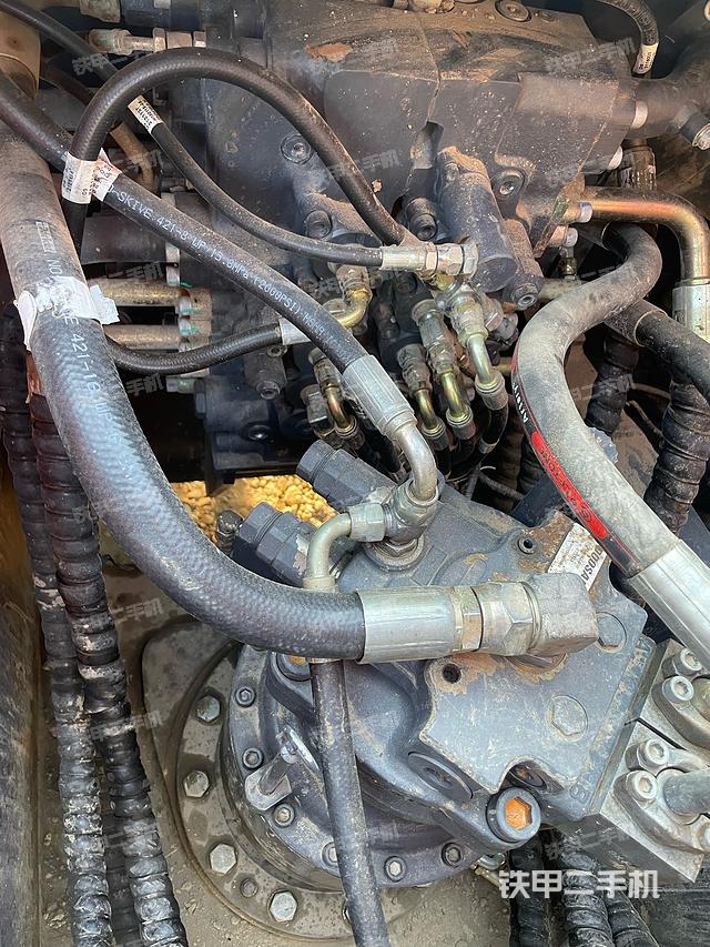 回轉(zhuǎn)馬達(dá)和主控閥(整機(jī)外觀) 回轉(zhuǎn)馬達(dá)和主控閥(整機(jī)外觀)