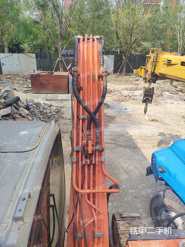 駕駛室頂部(整機(jī)外觀) 駕駛室頂部(整機(jī)外觀)