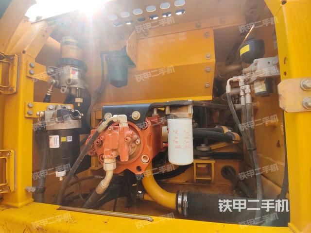 液壓泵艙室正面整體（整機外觀）