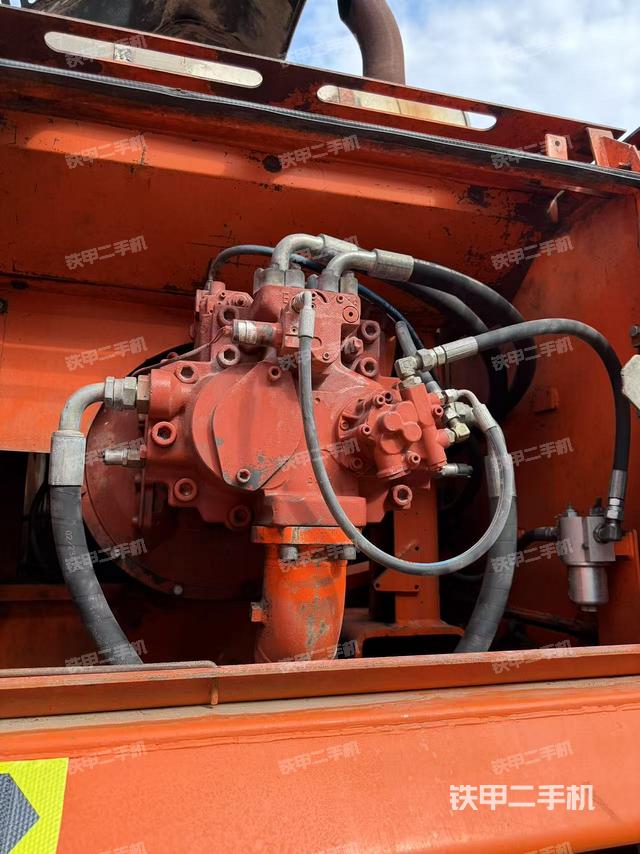 液压泵舱室正面整体（整机外观）