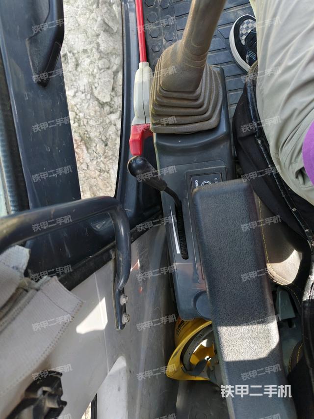 座椅左侧控制台/音响/含左手柄（驾驶室部分）