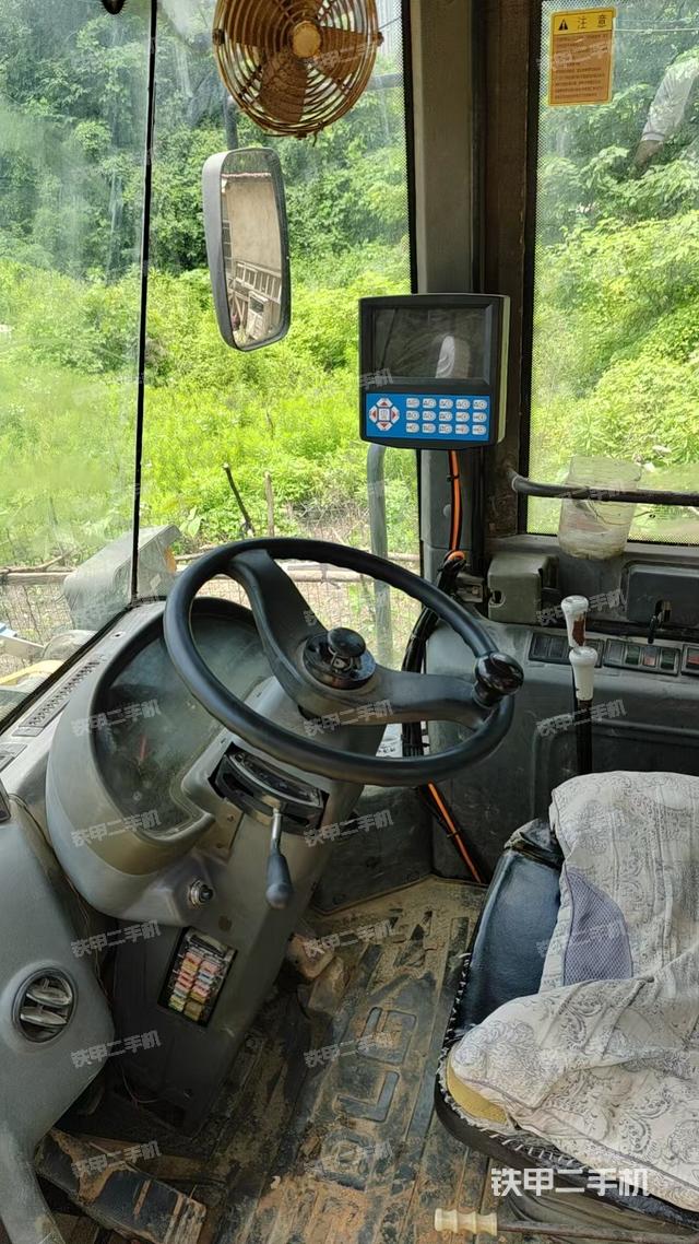 駕駛室工作臺(整機(jī)外觀及大件) 駕駛室工作臺(整機(jī)外觀及大件)