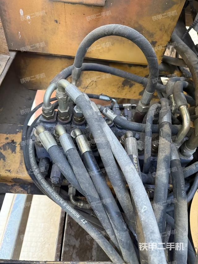 回转马达和主控阀（整机外观）