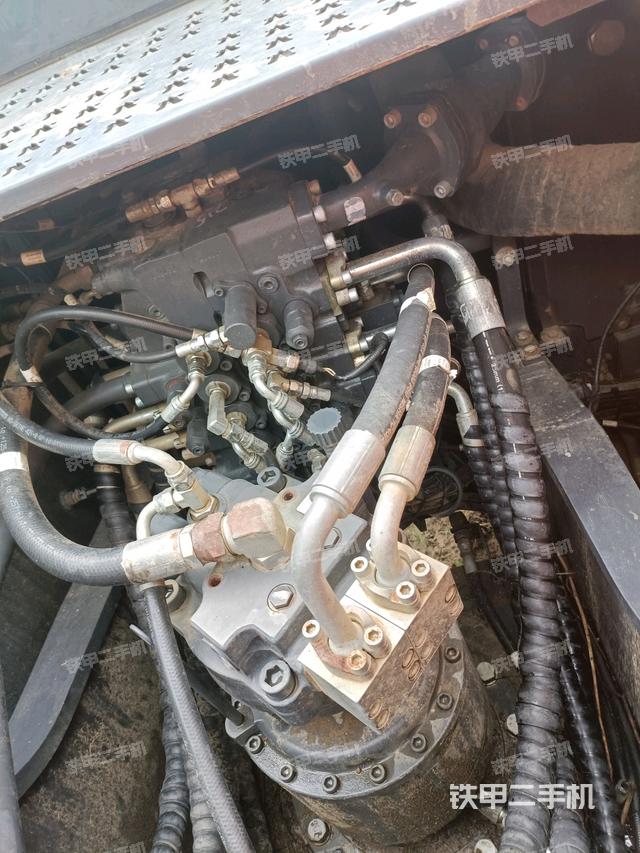 回转马达和主控阀（整机外观）