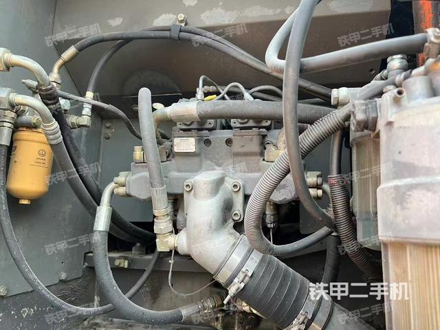 液压泵舱室正面整体（整机外观）