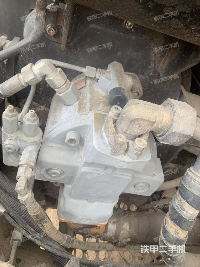 液壓泵艙室正面整體（整機外觀）