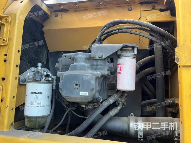 液压泵舱室正面整体（整机外观）