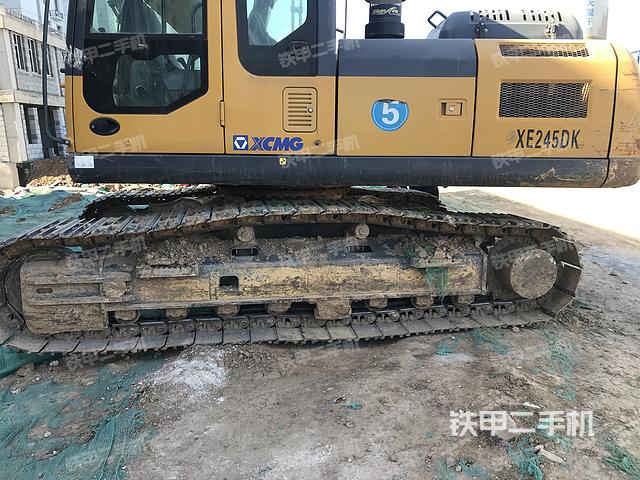 單側(cè)履帶整體(整機(jī)外觀) 單側(cè)履帶整體(整機(jī)外觀)