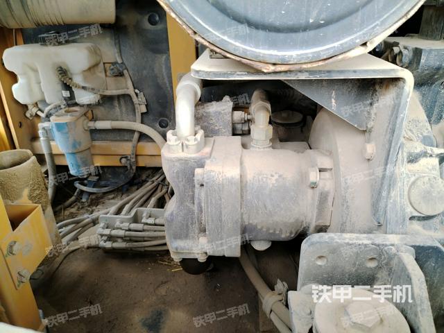 液压泵舱室正面整体（整机外观）