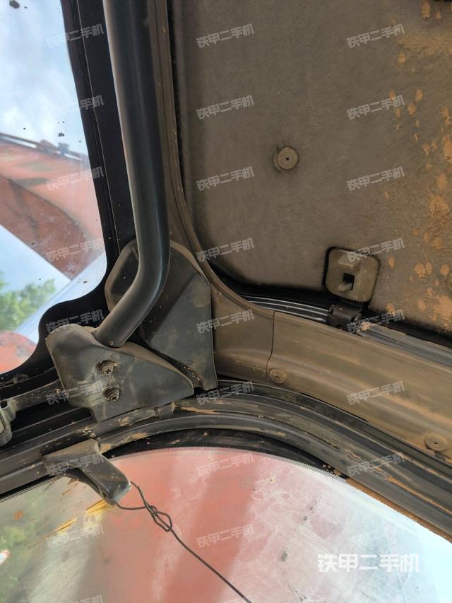 行走控制手柄和踏板?俯拍（駕駛室部分）