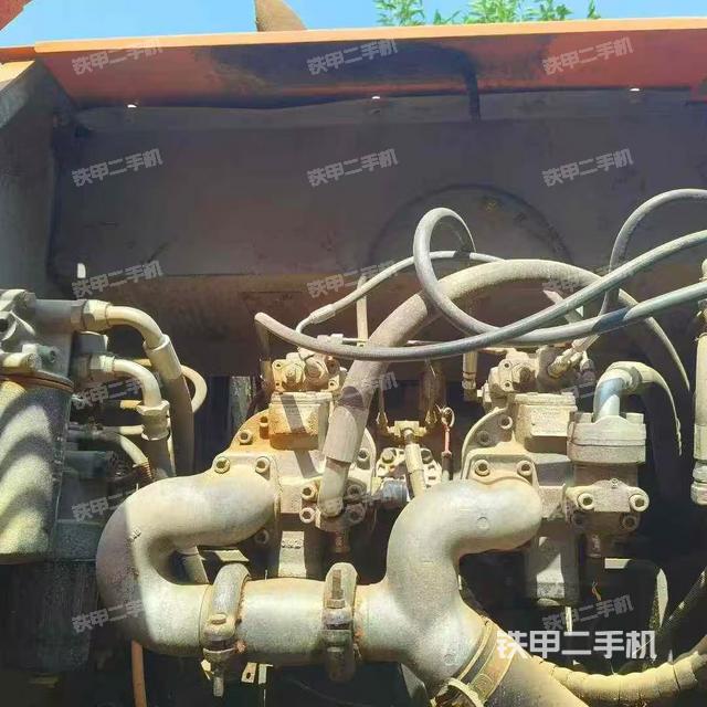 液压泵舱室正面整体（整机外观）