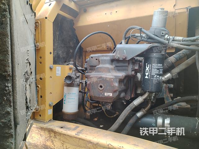 液压泵舱室正面整体（整机外观）