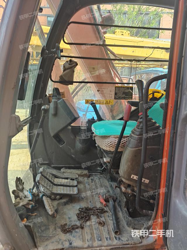 駕駛室整體(整機(jī)外觀) 駕駛室整體(整機(jī)外觀)