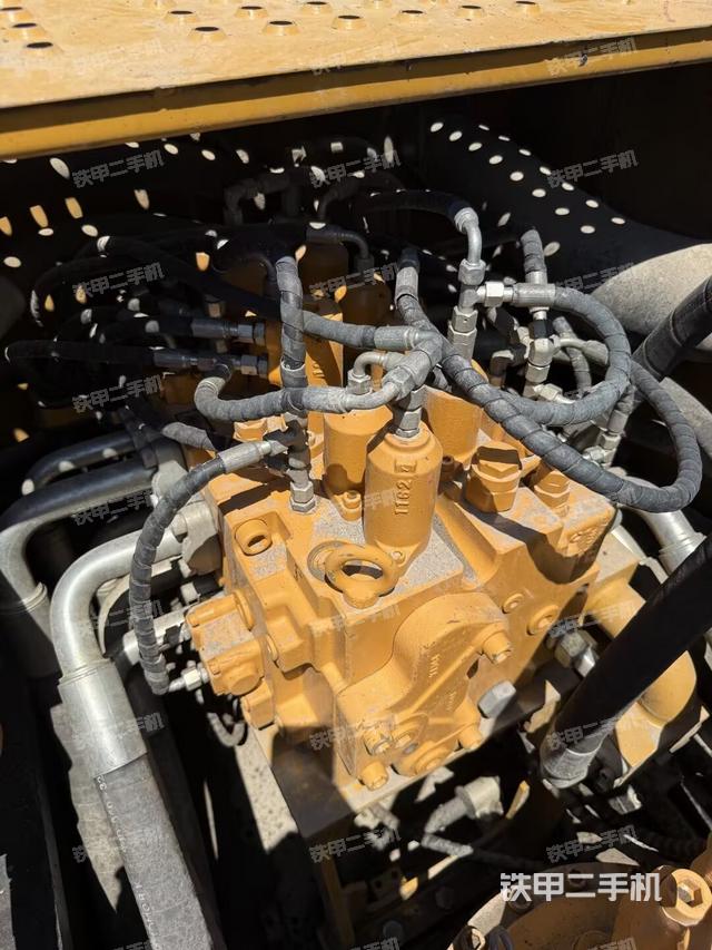 回转马达和主控阀（整机外观）