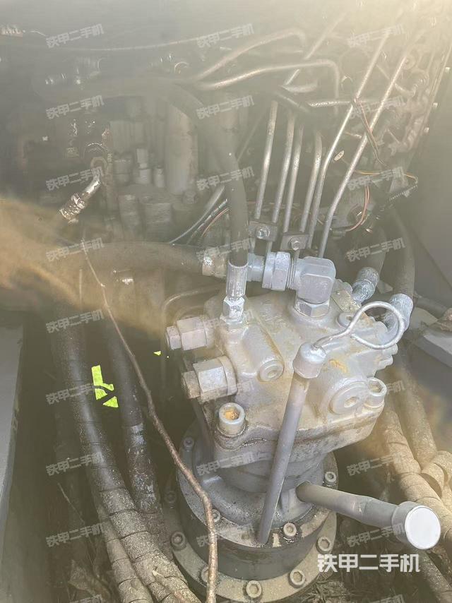 回轉(zhuǎn)馬達(dá)和主控閥（整機(jī)外觀）