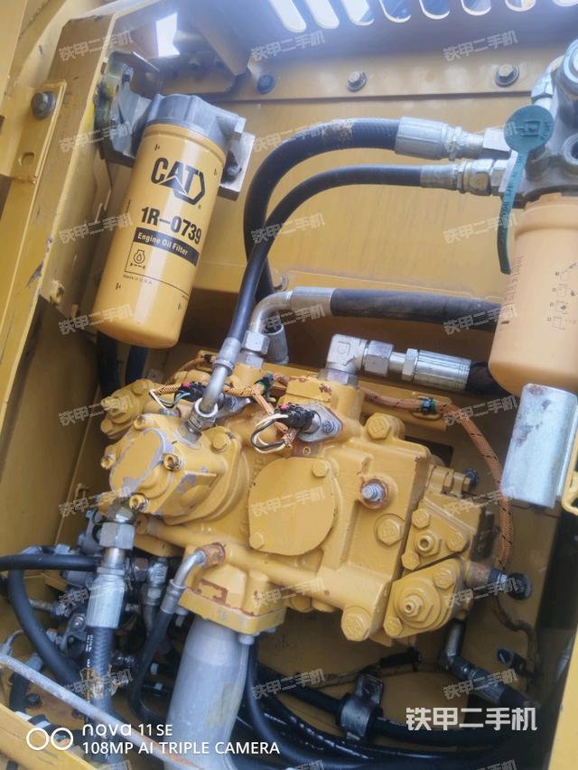 液压泵舱室正面整体（整机外观）