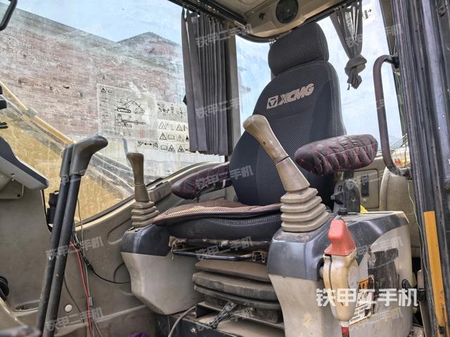 行走控制手柄和踏板 俯拍（驾驶室部分）