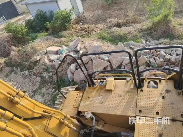 液压泵舱室正面整体（整机外观）