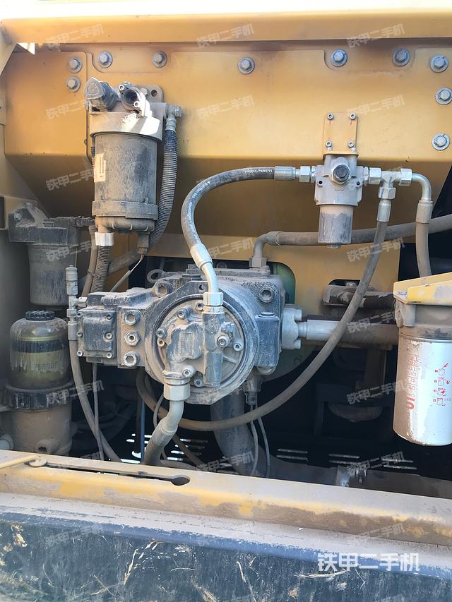 液壓泵艙室正面整體(整機(jī)外觀) 液壓泵艙室正面整體(整機(jī)外觀)