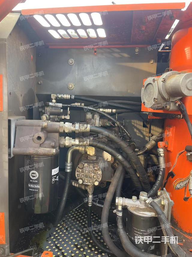 液壓泵艙室正面整體（整機(jī)外觀）