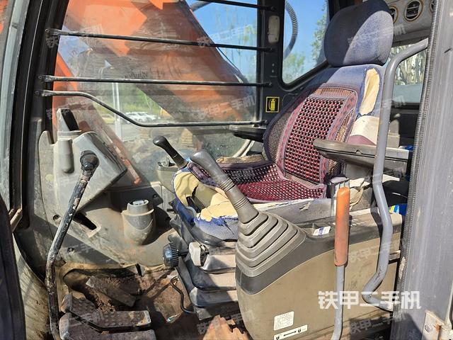 駕駛室整體(整機(jī)外觀) 駕駛室整體(整機(jī)外觀)