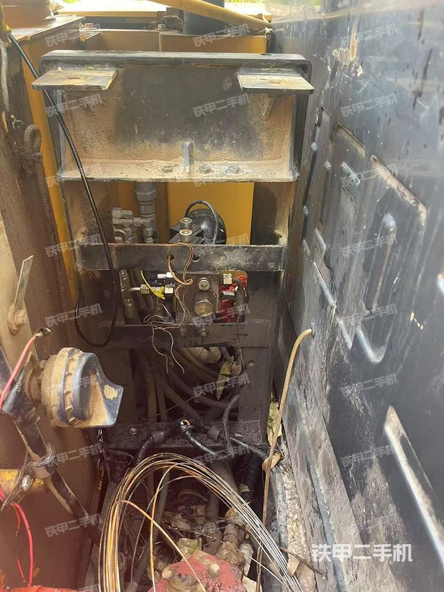 回轉(zhuǎn)馬達和主控閥（整機外觀）