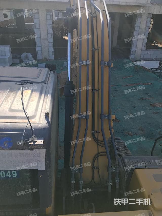 駕駛室頂部(整機(jī)外觀) 駕駛室頂部(整機(jī)外觀)