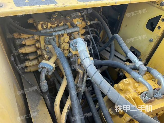 回转马达和主控阀（整机外观）