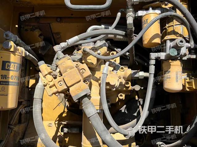 液壓泵艙室正面整體（整機外觀）