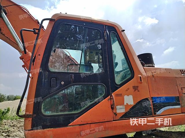駕駛室整體(整機外觀) 駕駛室整體(整機外觀)