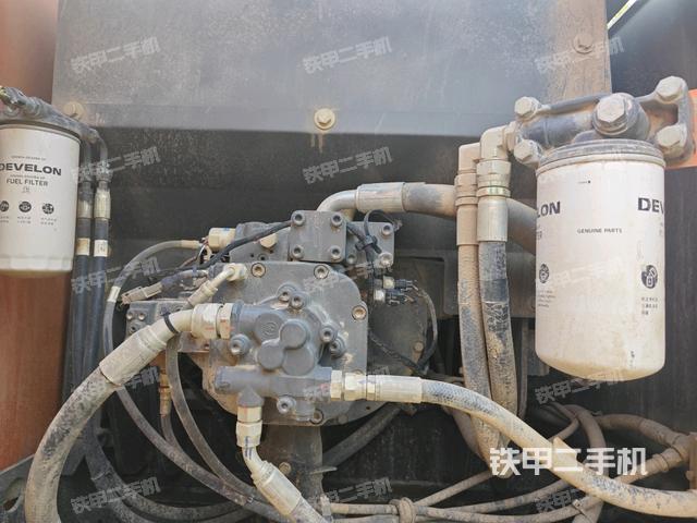 液压泵舱室正面整体（整机外观）