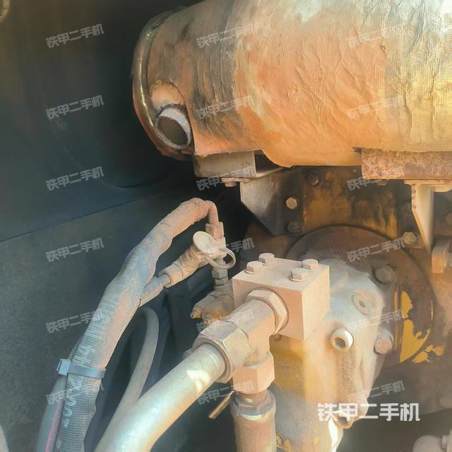 液壓泵艙室正面整體(整機外觀) 液壓泵艙室正面整體(整機外觀)