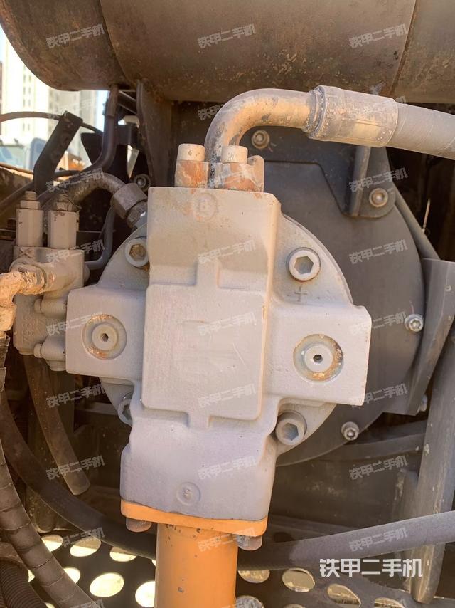 液压泵舱室正面整体（整机外观）