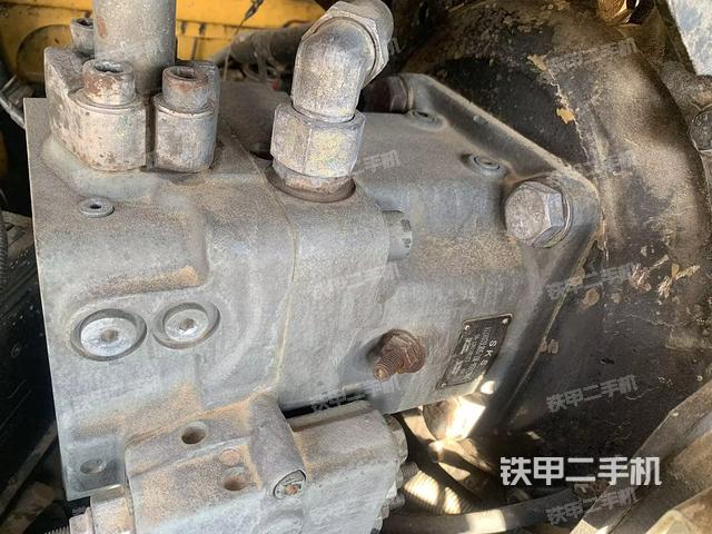 液壓泵艙室正面整體(整機外觀) 液壓泵艙室正面整體(整機外觀)