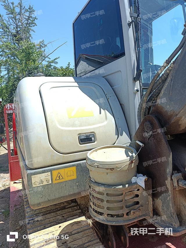 駕駛室頂部(整機(jī)外觀) 駕駛室頂部(整機(jī)外觀)